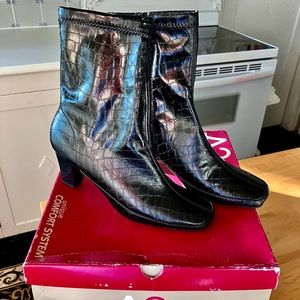 Shiny Black faux crocodile ankle boots by Aerosols comfort system. US Size 5.5.
